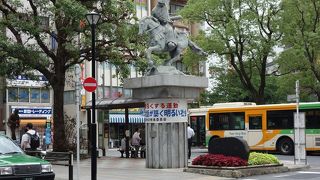 駅前の存在感ある銅像