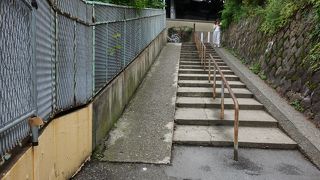 線路沿いの石段です