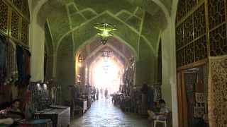 独特な丸い天井のある土産屋街