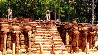 象の彫刻がある広大なテラス