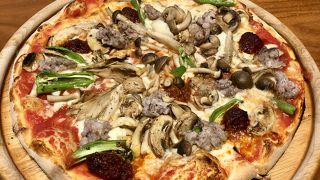 石窯で焼いたピザは生地が香ばしくて美味しいです。