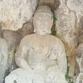 凝灰岩の岩壁に刻まれた麿崖仏群
