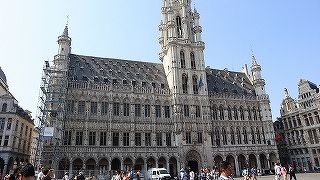 ひときわ背が高い建物