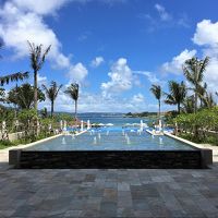 ビーチフロントウィング・ロビーからプール方向の眺め