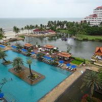 プールや海が窓から見えます。