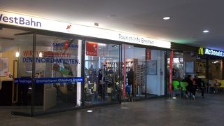 ブレーマンの中央駅の構内にあります。