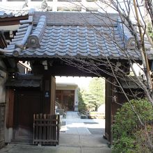 稲荷町駅側にある山門