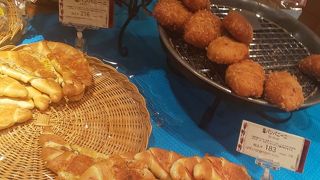 カフェスペースもあり