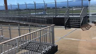 二階から階段で