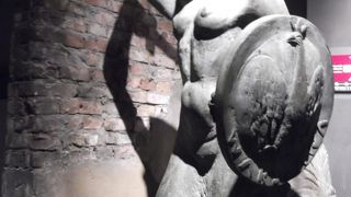 暗い感じの博物館