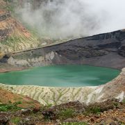 エメラルドグリーンの水面