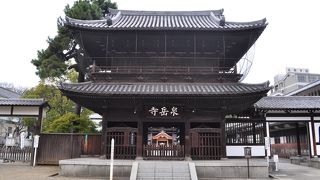 2階建ての大変立派な門