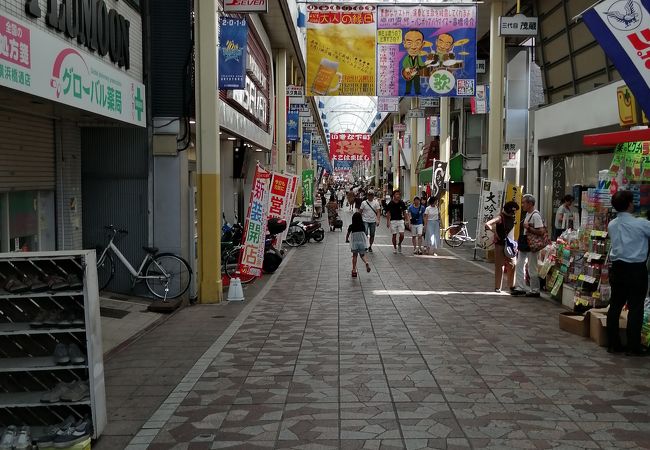 中国とか韓国って感じがする商店街