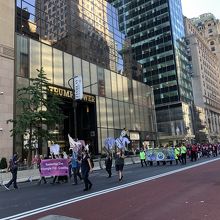 ある日はトランプタワーの前で行進があった