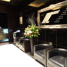 エレベータを降りると．．．エントランス