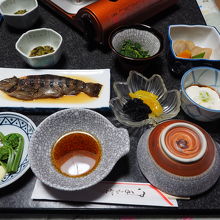 夕食（こごみ、山女甘露煮、岩茸など）