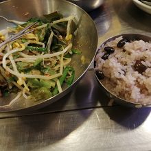 サラダ、お赤飯