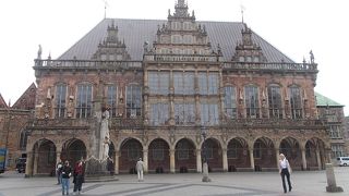 旧市街地の中心にあります。