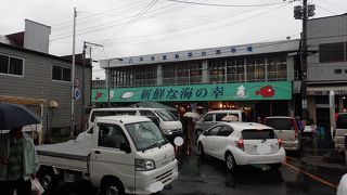 陸奥湊駅前の朝市