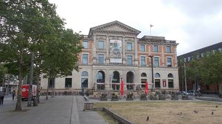 ブレーメン中央駅の西側にあります。