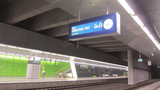 ウィーン市内に行くときに利用しました。