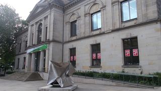 旧市街地の外で東にあります。