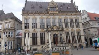 マルクト広場に面しています。