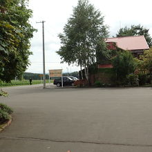 駐車場から見た美術館