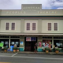 正面から見たシアターのパステルカラーの建物全景