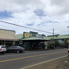 ホノカアの街並みにあって大きな建物なのですぐに判ります