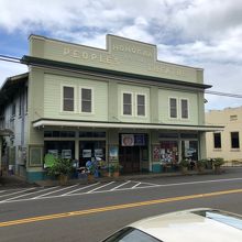 パステルカラーの建物がオールドシアターの雰囲気を醸し出します