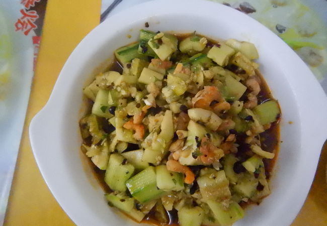 キュウリと小エビのサラダでビールを飲む