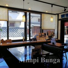 有松宿の蔵が見える店内