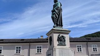 レジデンツ広場のとなりにある