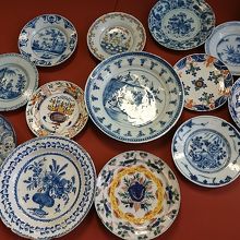 壁に掛けられていたデルフト焼
