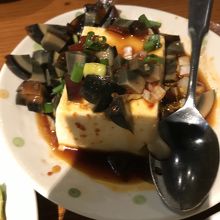 ピータンと豆腐のサラダ。友人はお代わりしてました。