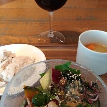 サラダブッフェ付きでお得