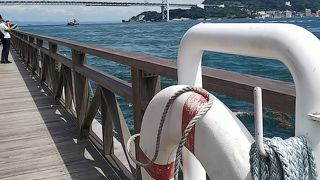 狭い海峡は交通量が多い