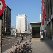 大通りの駅です