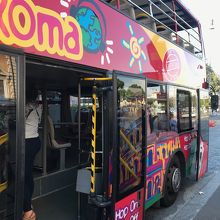 カラフルなバス