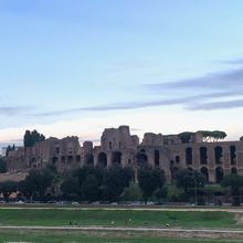 フォロロマーノ前も通ります