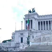 ヴィットリオ・エマヌエーレ2世記念堂前も通ります