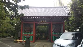 赤い仁王門のお寺