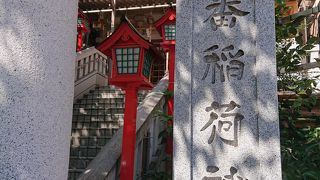 駅の真上にある稲荷です。