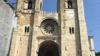 2つの塔が目印です