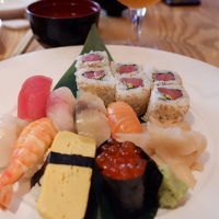 日本食が恋しくなったらお寿司も頂けます。平日ランチがお得