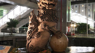 巨大な壺屋焼のシーサー像