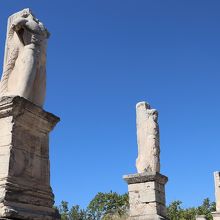 人の形をした３本の柱が特徴的