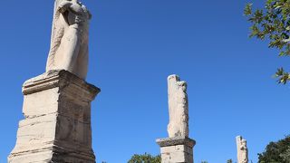 人の形をした柱が並んでいる