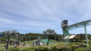 色々な乗り物が楽しめる広い公園